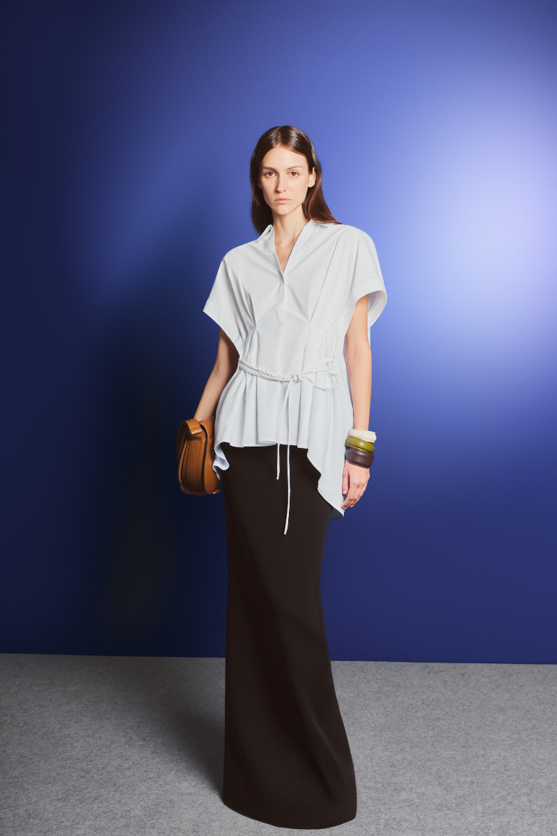 White Lecia poplin shirt with belt, featuring a classic collar, button-down front, and tailored fit, displayed on a hanger.