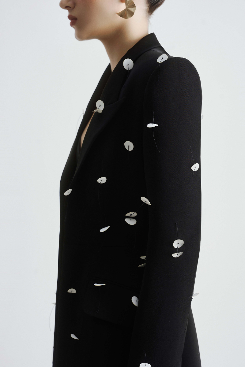 Maison Des Copains Malani structured square shoulder blazer, tailored jacket with sharp lapels and fitted design, in neutral fabric.