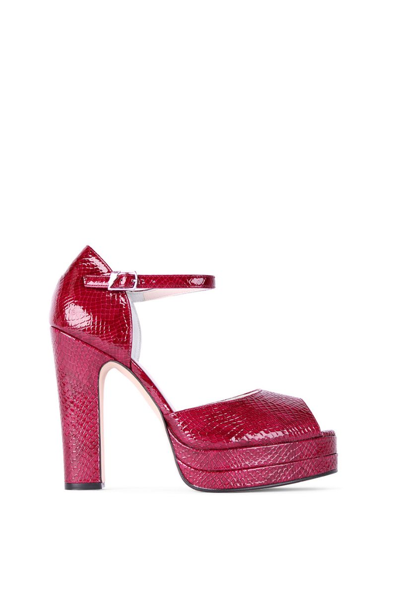 حذاء لينا الأحمر بكعب عالٍ