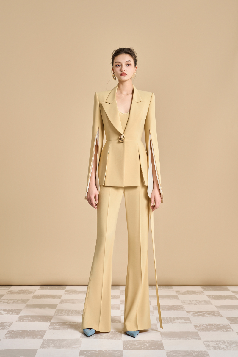 Maison Des Copains Esteban A-line V-neck blazer, tailored fit with long sleeves and classic lapel, in a versatile neutral color.
