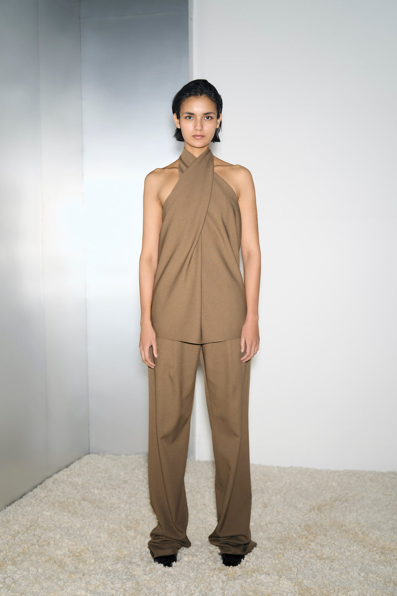 URÁ BEKY N Camel Top, casual women's tops featuring a relaxed fit and soft fabric, displayed on a hanger.