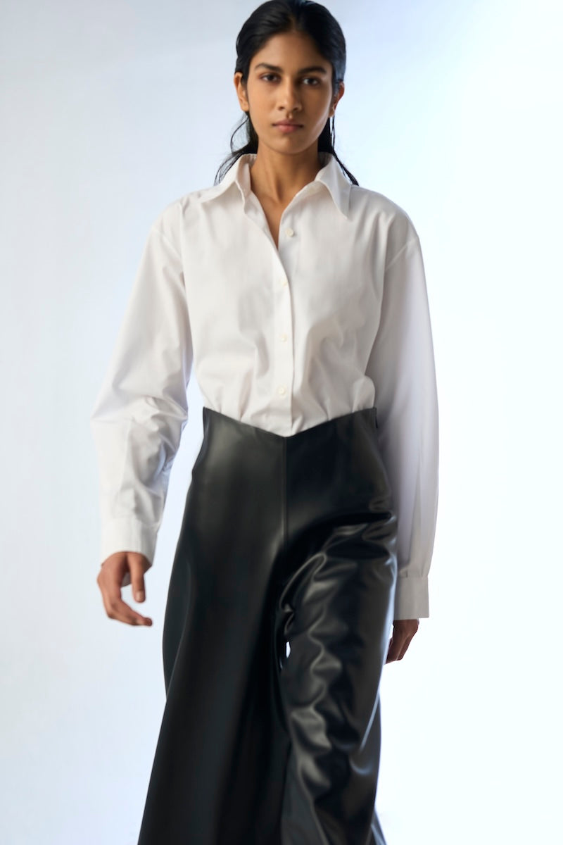 Ura URA Inger trousers, stylish pants with a tailored fit, featuring a classic design and neutral color, suitable for casual or office wear.