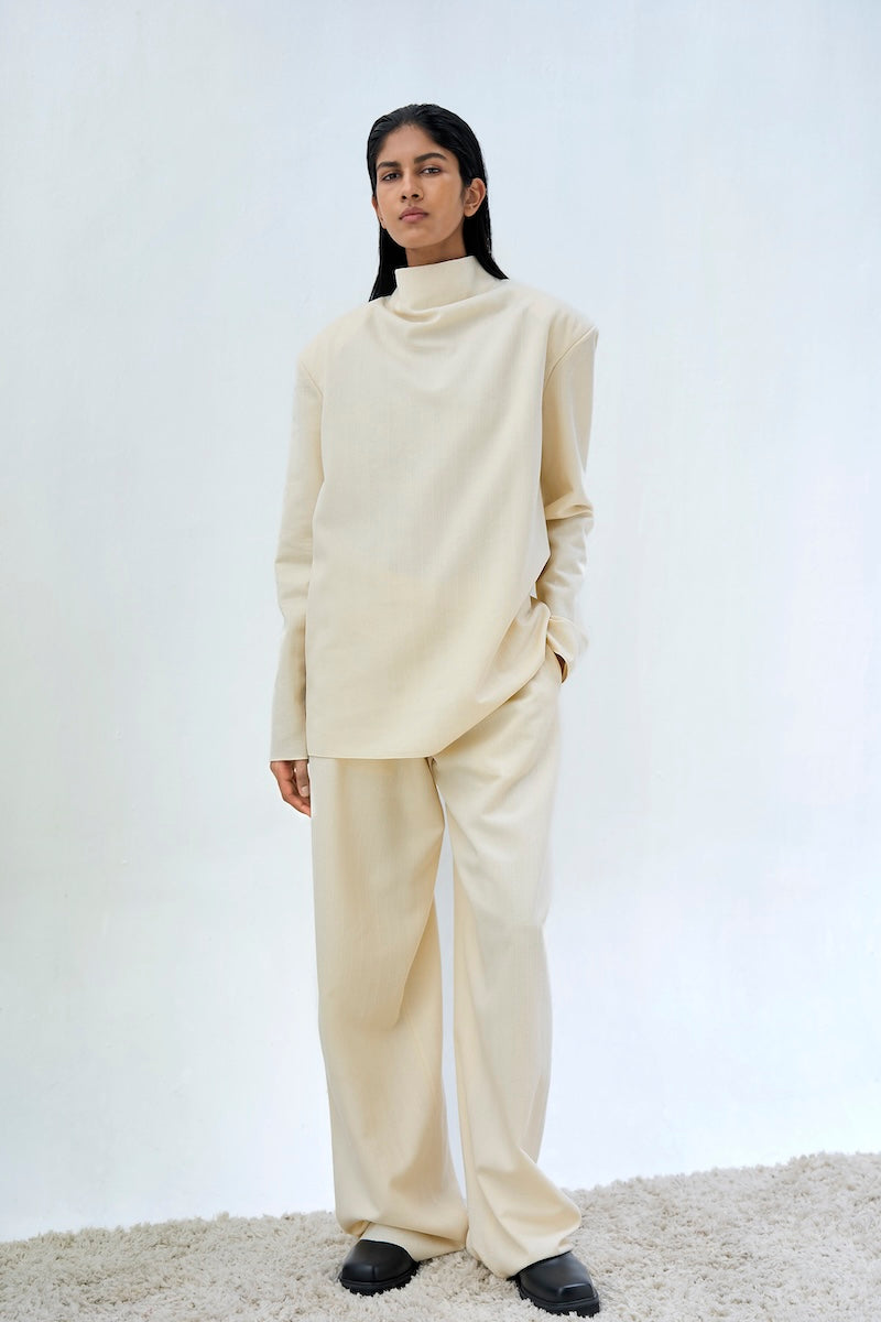 Pair of URA ELI trousers in a stylish pants design, featuring a comfortable fit and modern silhouette.