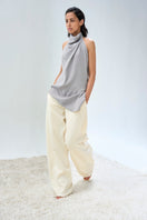 URA TUVA top, stylish sleeveless blouse with a relaxed fit and V-neck, in soft fabric, perfect for casual or office wear.