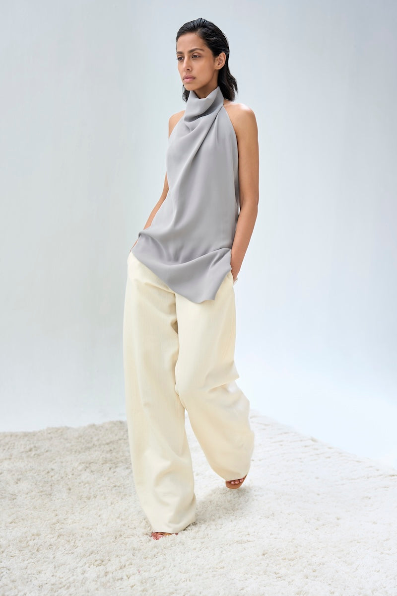 URA TUVA top, stylish sleeveless blouse with a relaxed fit and V-neck, in soft fabric, perfect for casual or office wear.