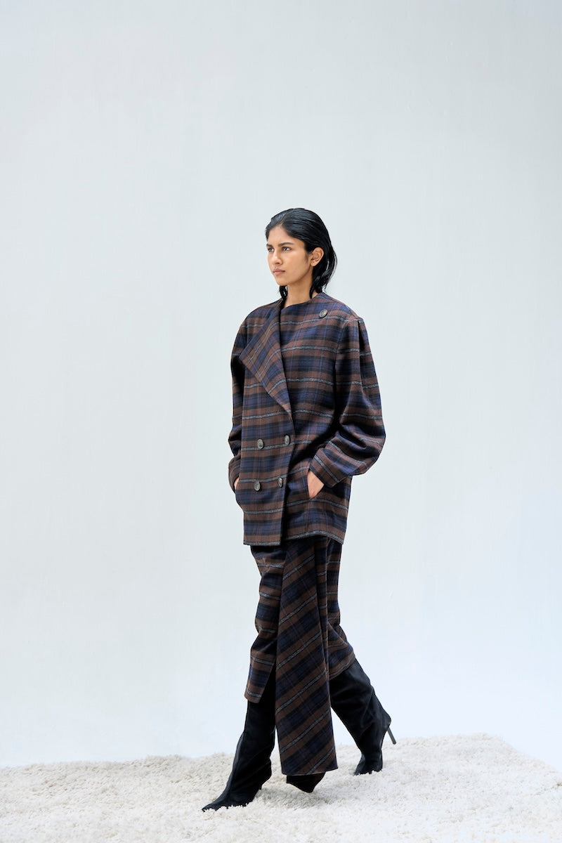 Ura Kari midi skirt with flowy fabric and stylish design, shown in a natural pose.