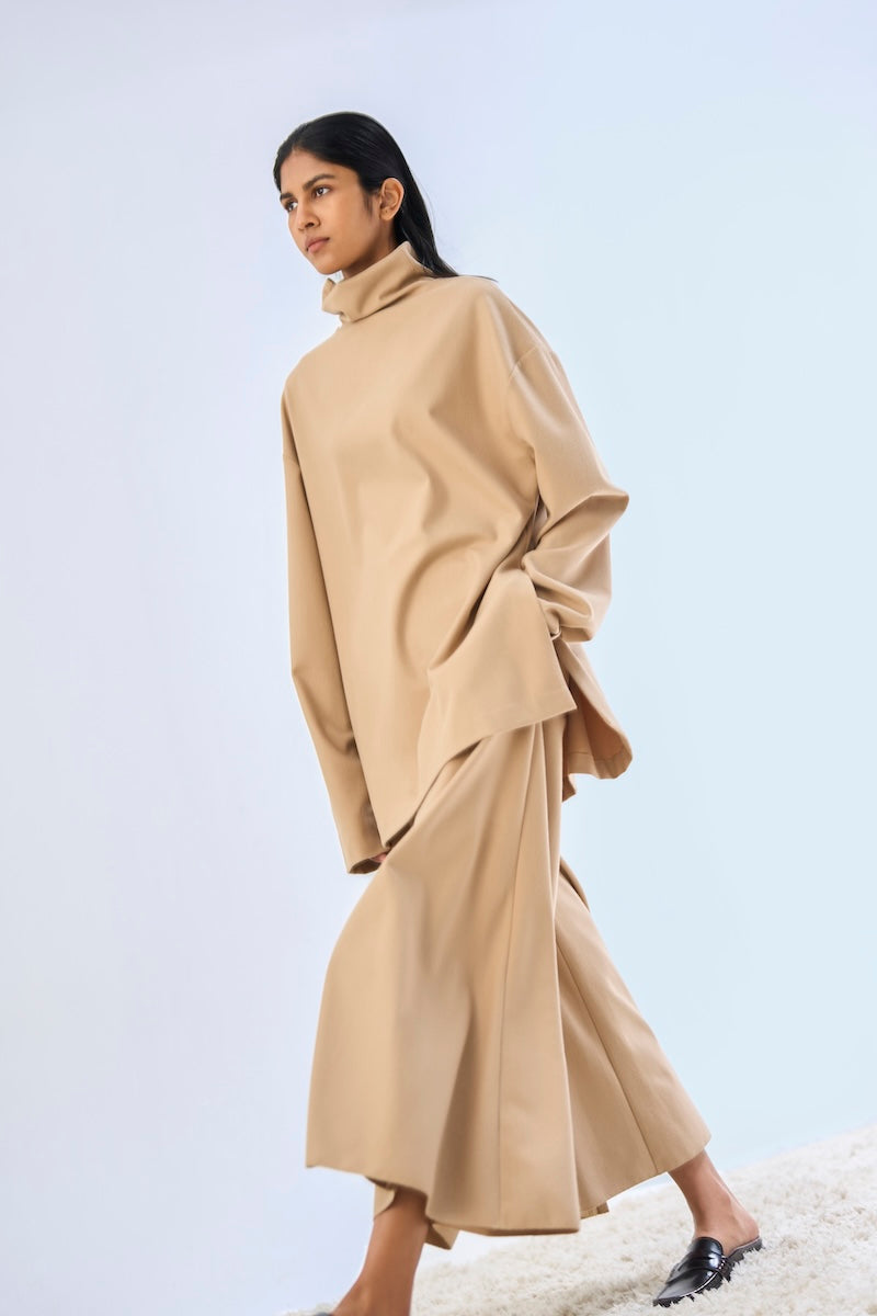Pair of URA EIRA trousers, stylish pants with a tailored fit and neutral color, displayed on a plain background.