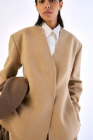 Ura Leah blazer in tailored fabric with notch lapels and button closures, displayed on a mannequin.