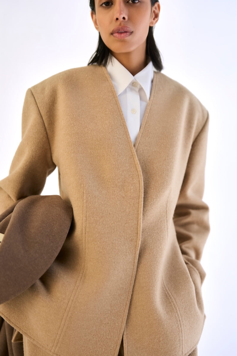 Ura Leah blazer in tailored fabric with notch lapels and button closures, displayed on a mannequin.
