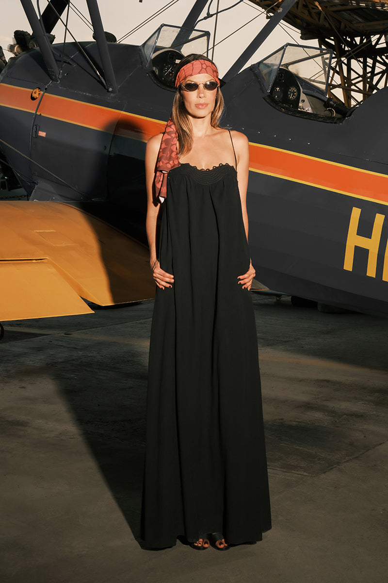 DUMA&CO Resonancia Maxi Dress in flowing fabric with a floral pattern, featuring a V-neck and long sleeves.