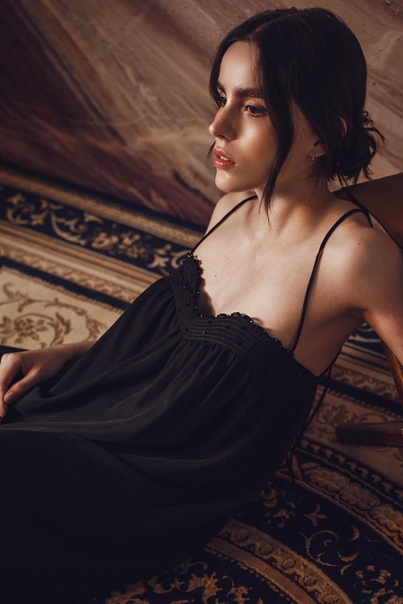 DUMA&CO Resonancia maxi dress in flowing fabric with floral pattern, featuring a V-neck and long sleeves.