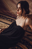 DUMA&CO Resonancia maxi dress in flowing fabric with floral pattern, featuring a V-neck and long sleeves.