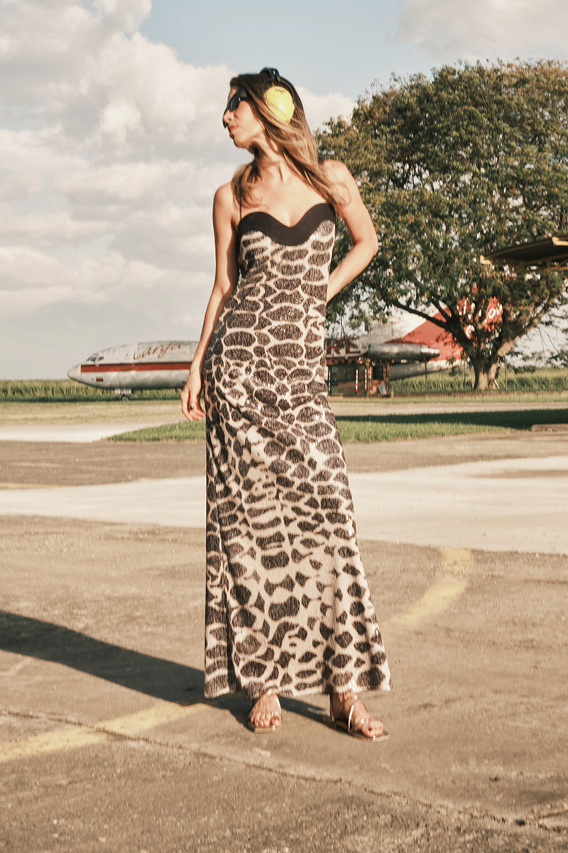 DUMA&CO Piedra Dress maxi dress in flowing fabric with a relaxed fit and elegant design, shown in a vibrant color.