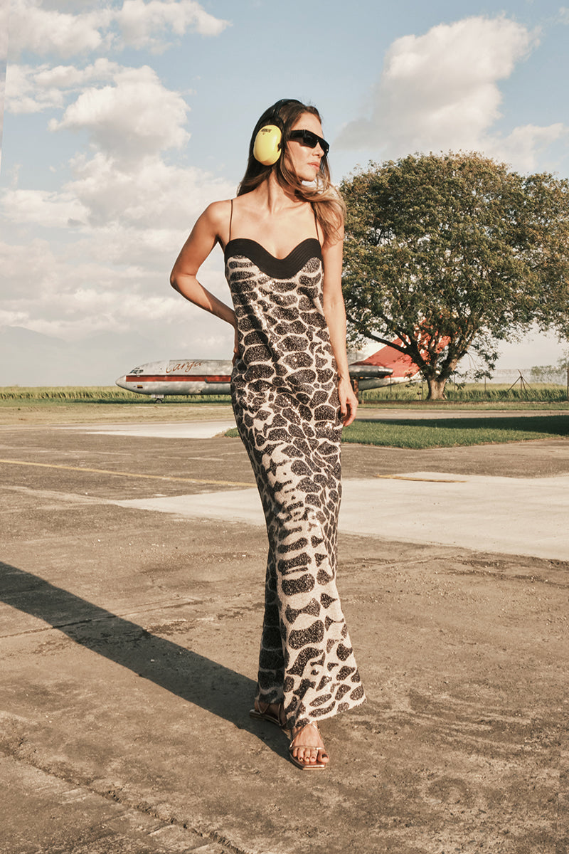 DUMA&CO Piedra Dress maxi dress in flowy fabric with a relaxed fit, featuring a stylish neckline and elegant design.