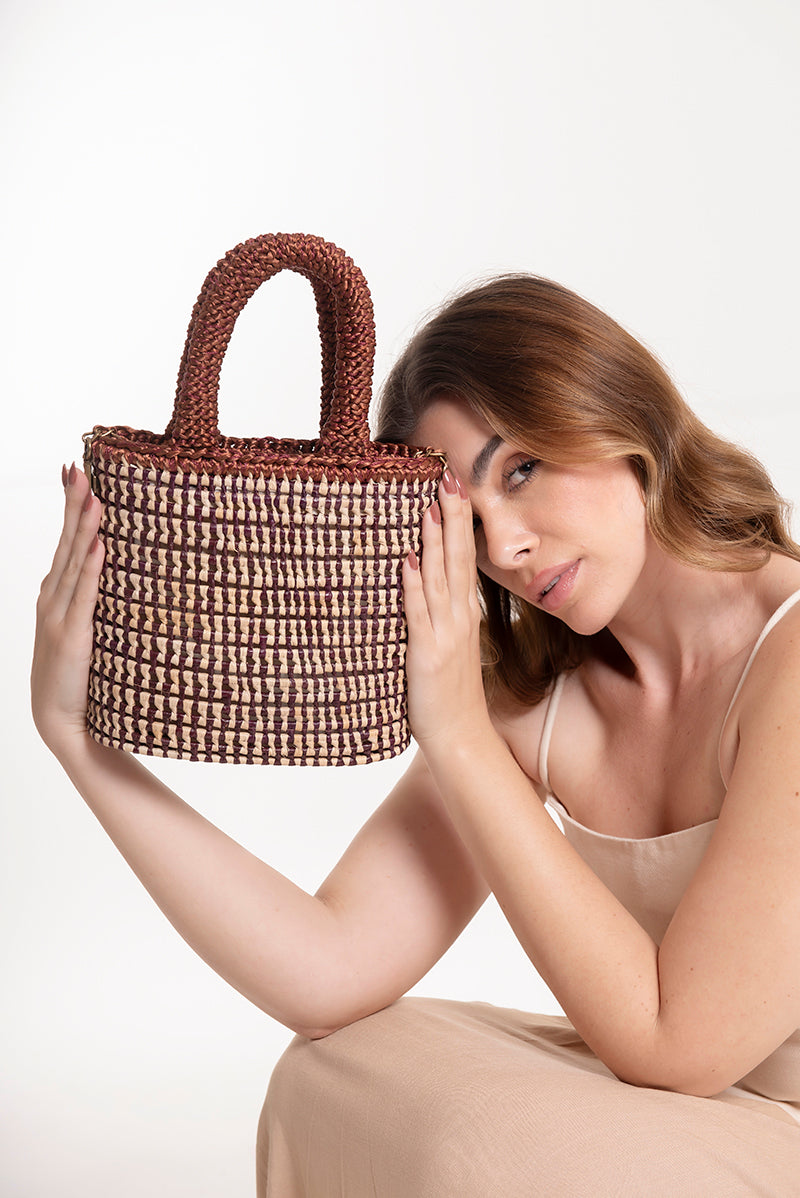 Mara Brazil VIDA brown top handle bag with sleek design and sturdy handles, perfect for everyday use.