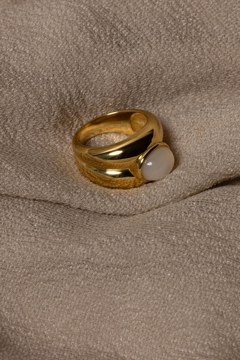 Sara Shala Venus double ring in yellow gold vermeil, featuring two sleek, intertwined rings with a polished finish.