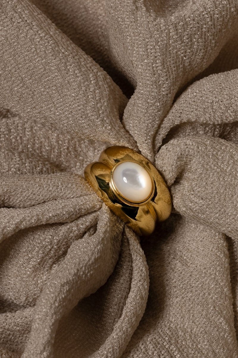 Sara Shala Venus double ring in yellow gold vermeil, featuring two elegant interconnected rings with a polished finish.