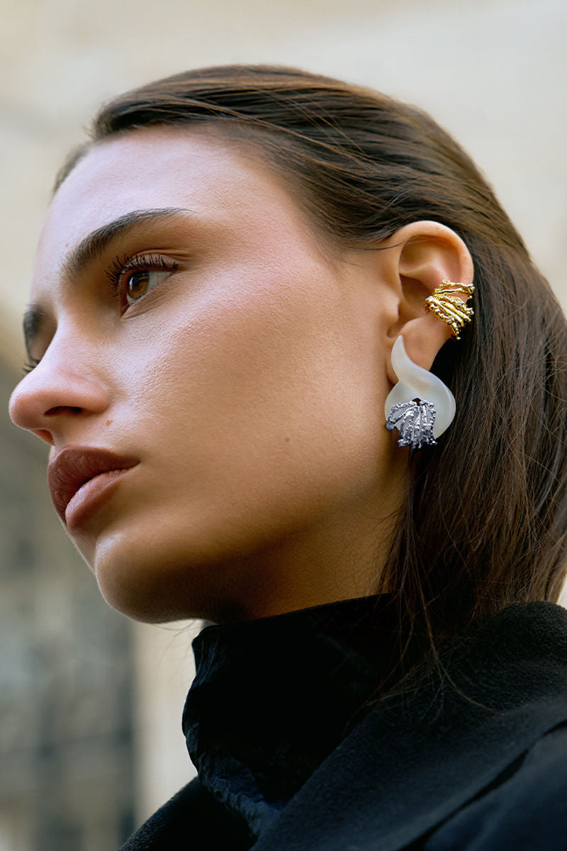 أقراط إيسنس باللون الأبيض