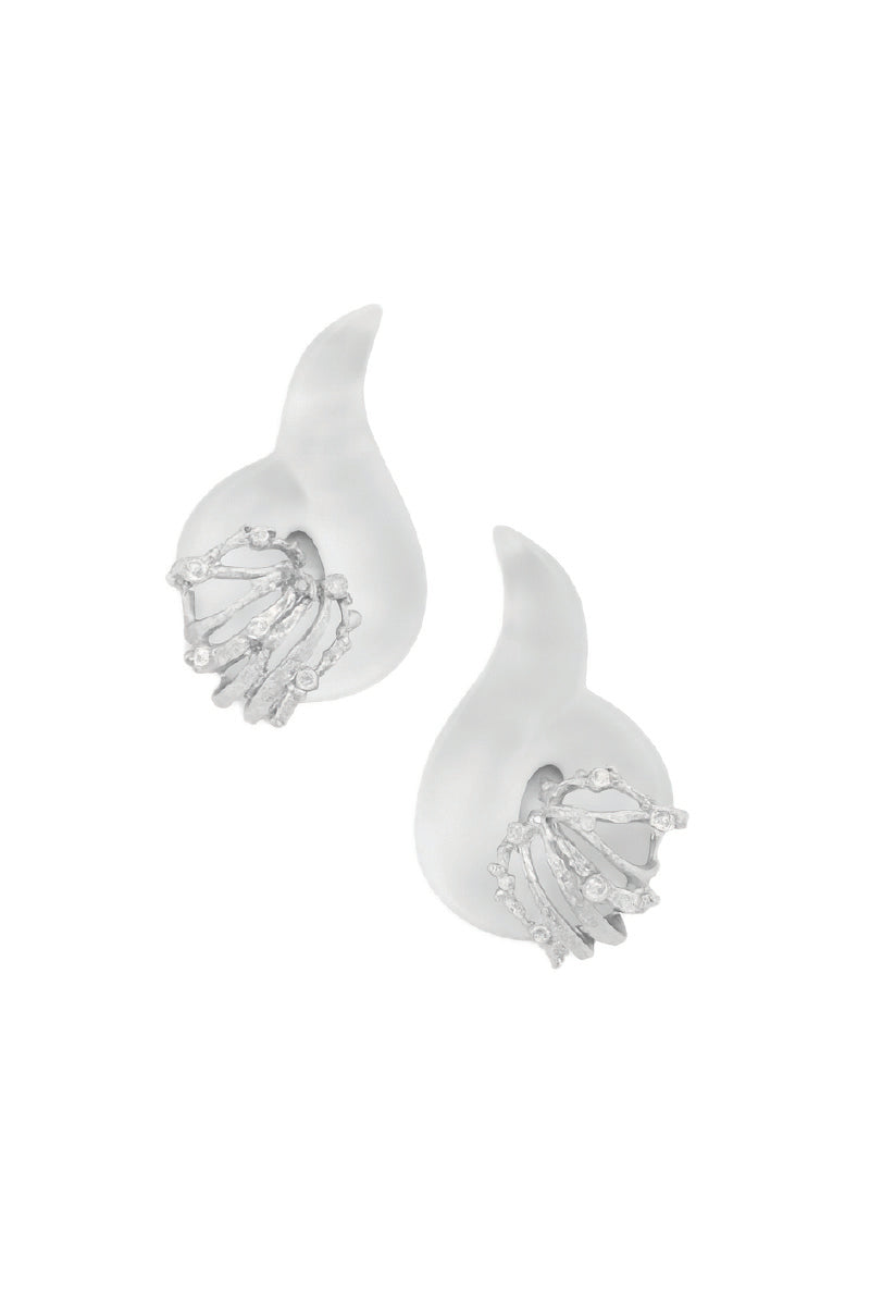 أقراط إيسنس باللون الأبيض