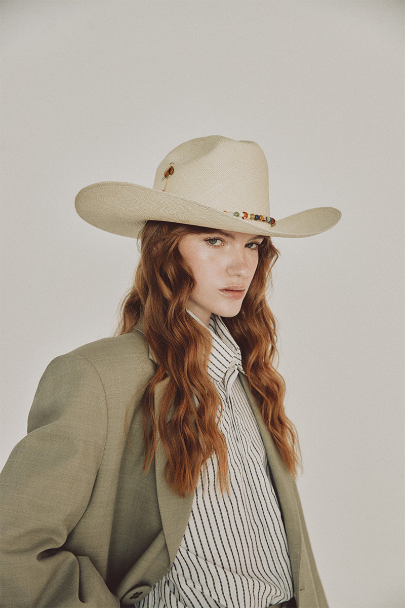Ser WINK hat in black, stylish unisex hat with wide brim and adjustable strap, perfect for casual or outdoor wear.