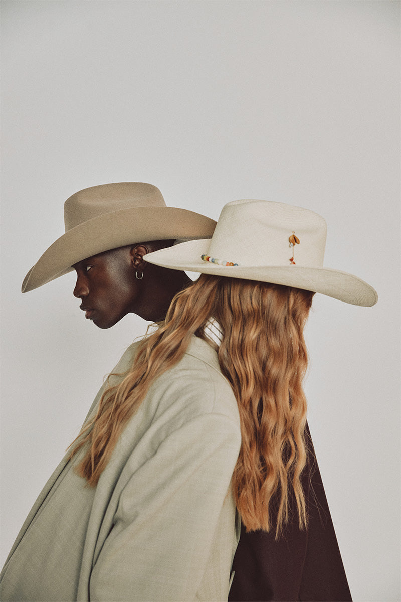 Ser Wink Hat, stylish casual hat with a curved brim and embroidered logo, made from comfortable fabric for everyday wear.