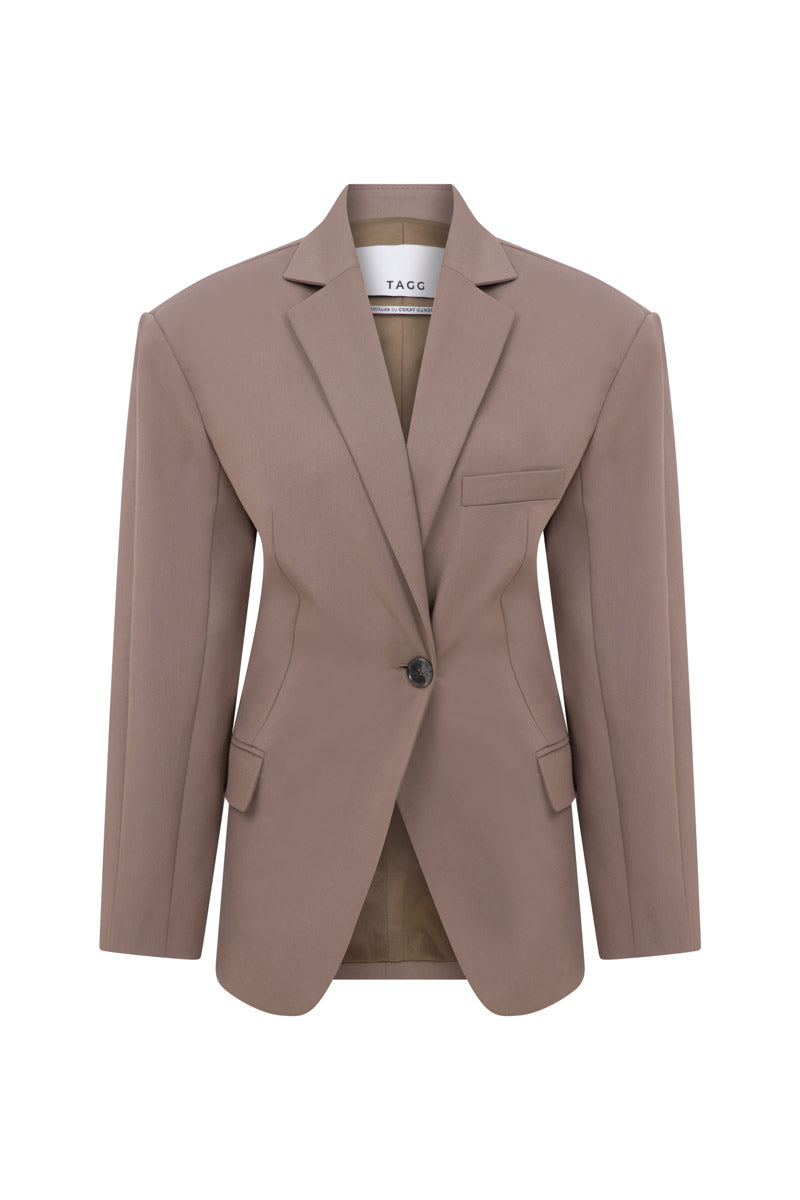 Tagg draped blazer with cinched waist, stylish jacket featuring a tailored fit and elegant draping details.