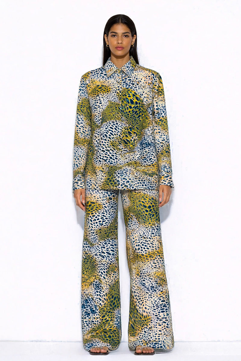 Amel Batita GIO Moussard silk pants in parm color, featuring a tailored fit and smooth fabric, styled with a matching silk shirt.