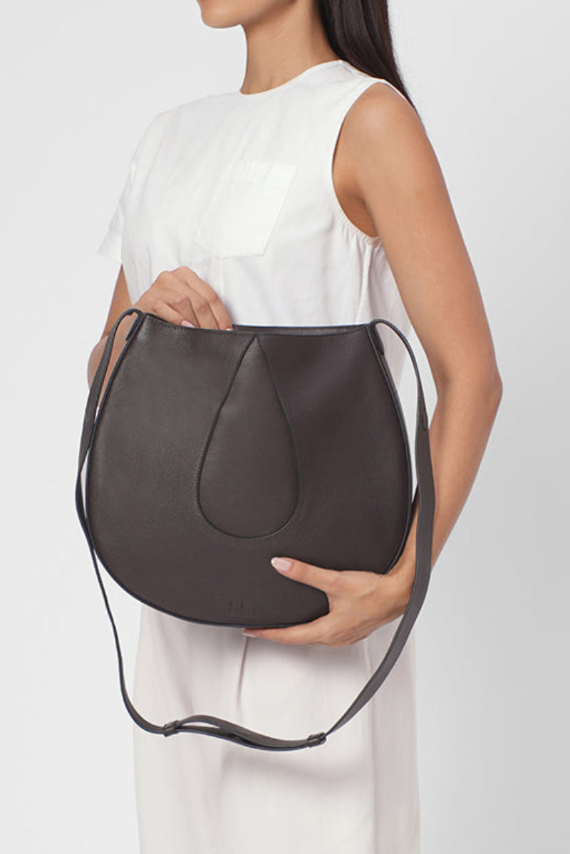 Behn0 New York Nilde Hobo shoulder bag in cacao leather, on-body view showing soft texture and stylish design.