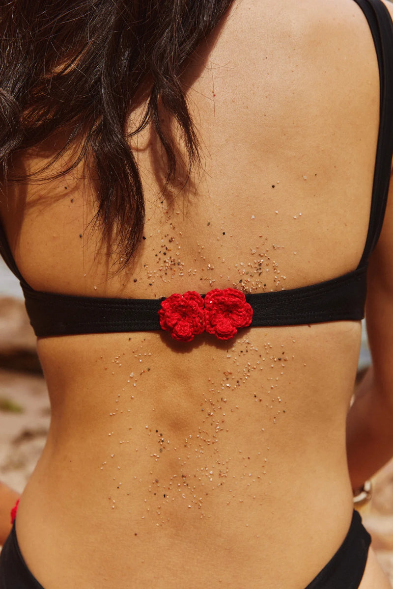Señorita Sariera black bikini top with adjustable straps and matching bottoms, stylish swimwear for beach or pool.
