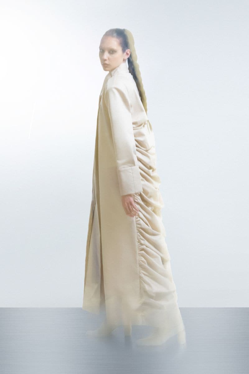 LAYERED CRUMPLE-BACK BEIGE TRENCH | Blikvanger | CULT MIA