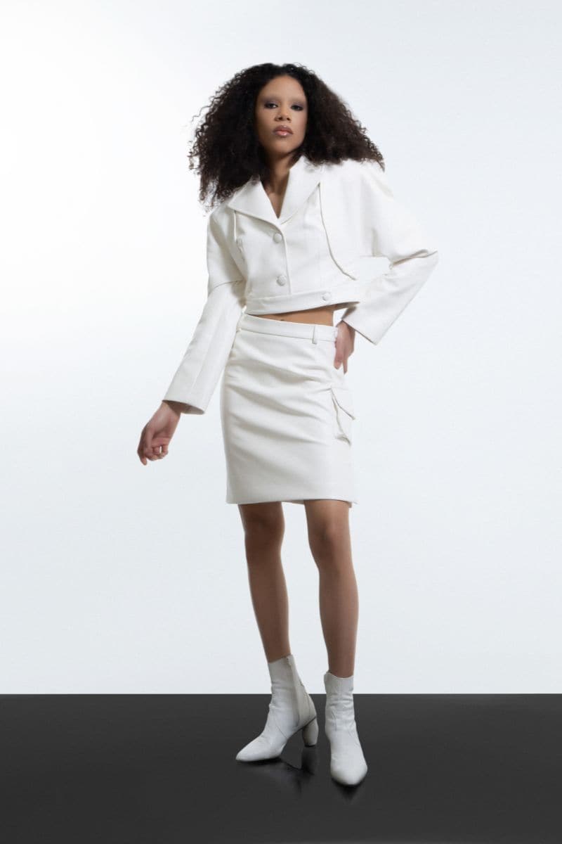 WHITE FAUX LEATHER CROPPED BLAZER | Blikvanger | CULT MIA