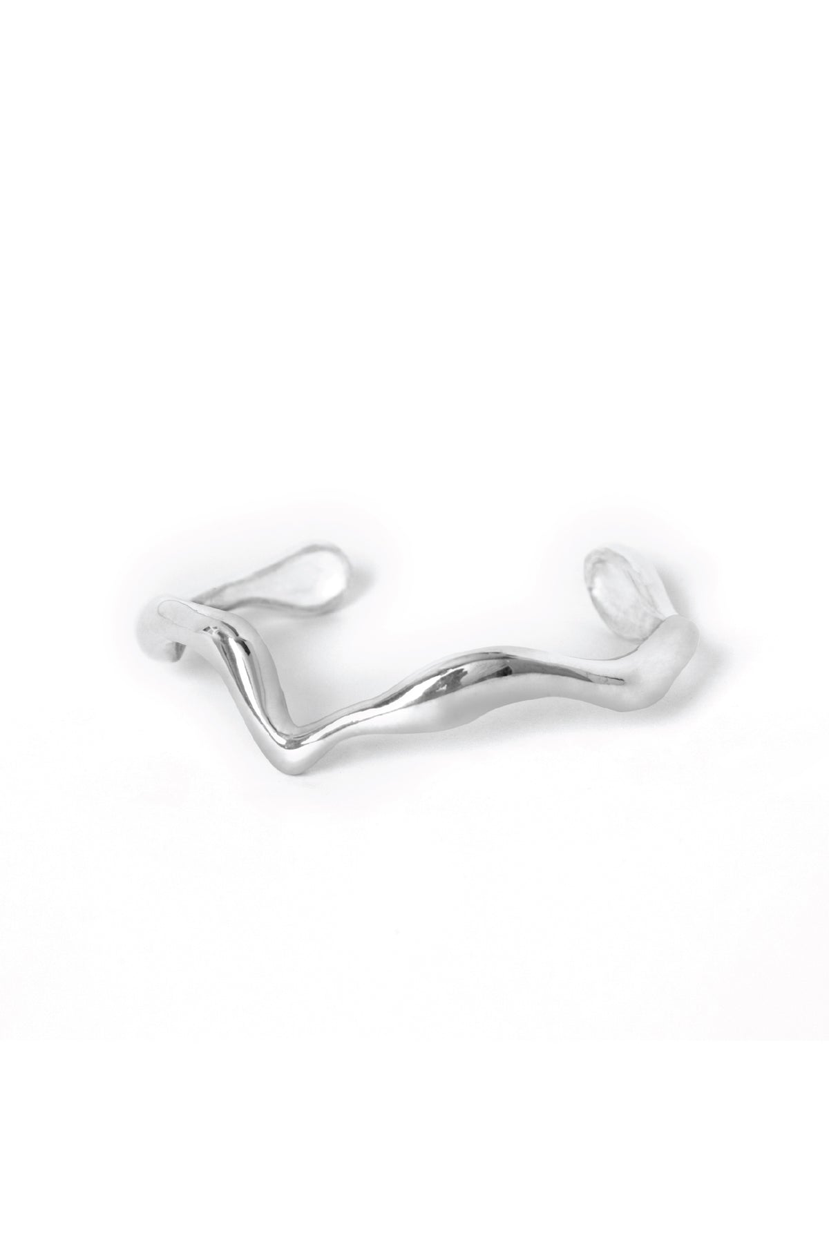 Silver Consciencia bracelet by Eugenia Ospina featuring a vertical plate design on a delicate chain.