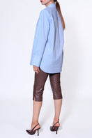Light blue Irma blouse from AGGI by HALEWSKI, stylish shirt with a relaxed fit, shown on a model.