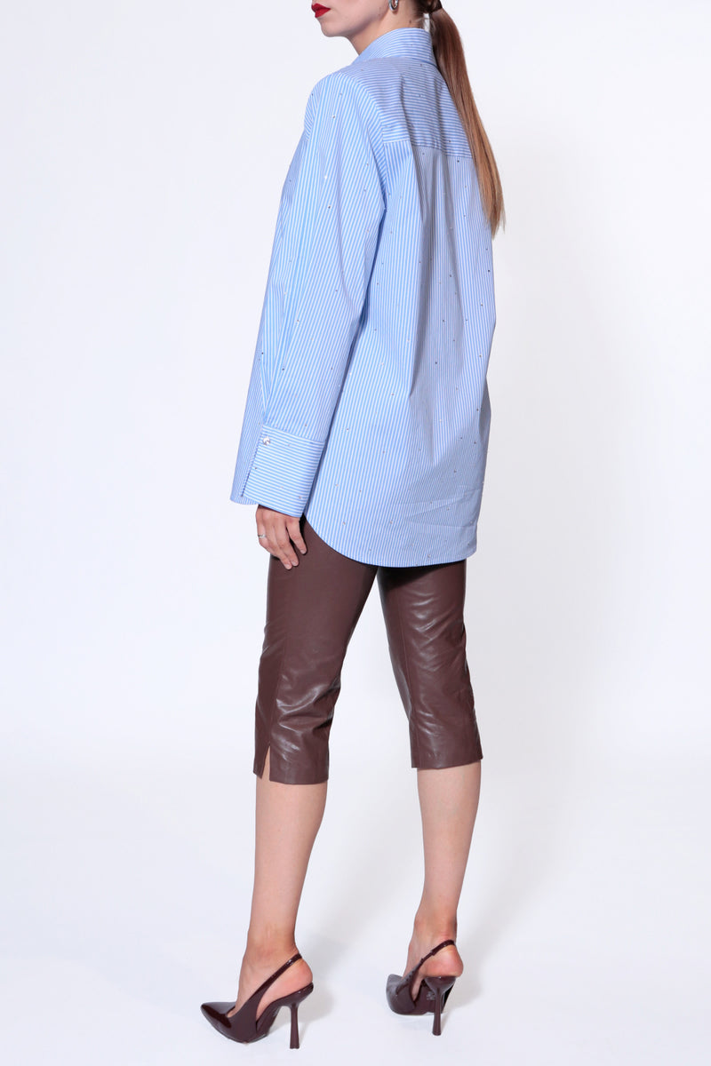 Light blue Irma blouse from AGGI by HALEWSKI, stylish shirt with a relaxed fit, shown on a model.