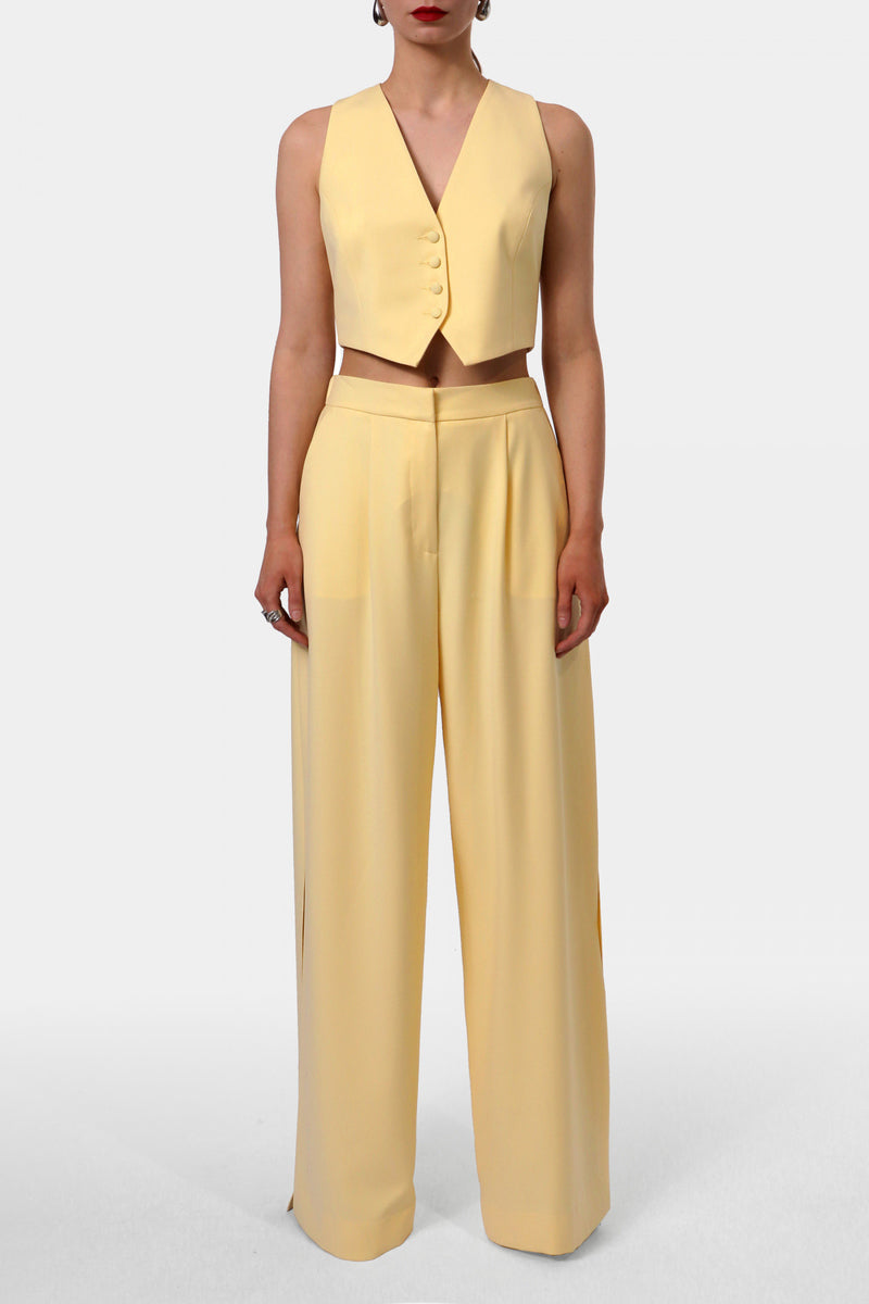 AGGI by Halewski OMENA butter yellow pants, stylish casual pants with a relaxed fit and vibrant color, shown on a model.