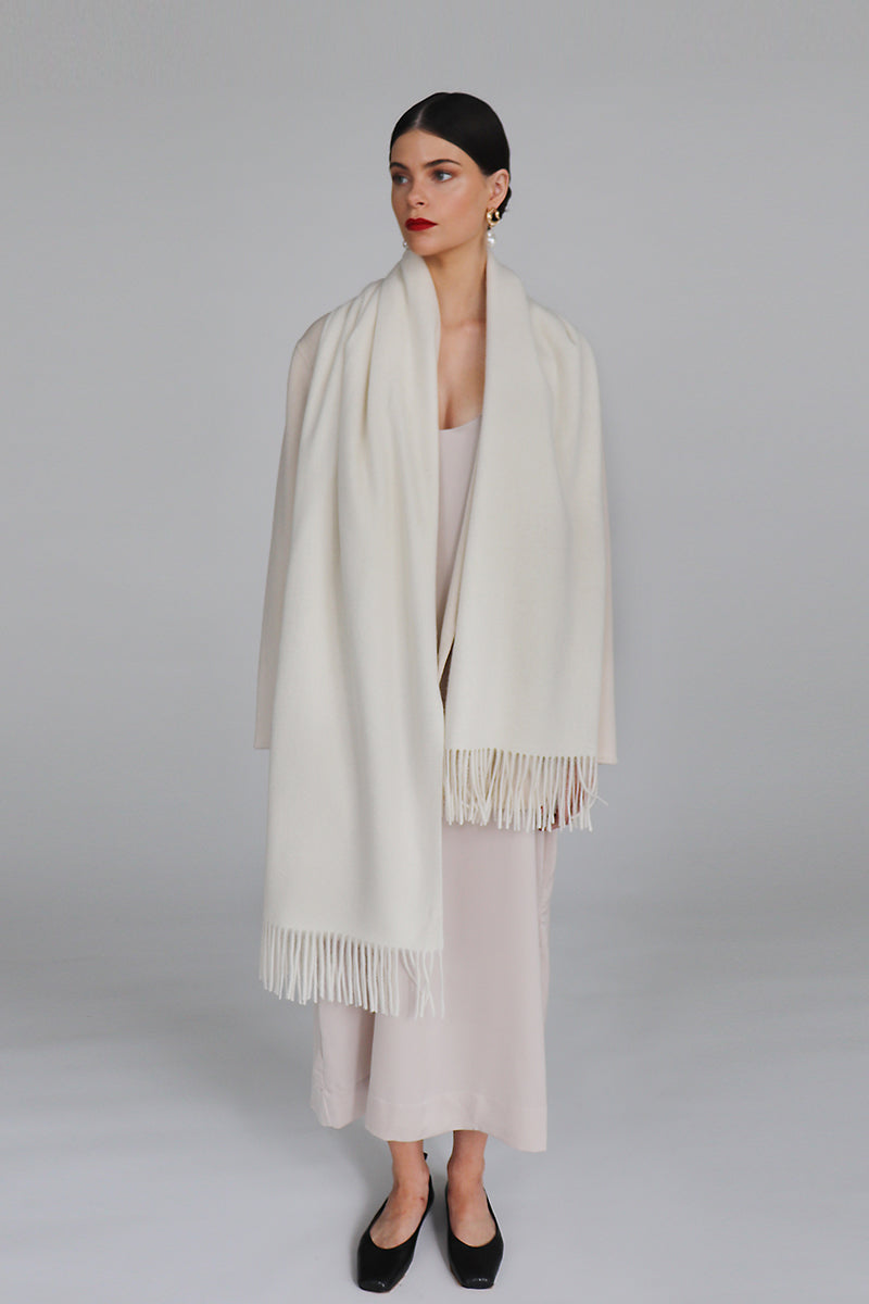 Aethera Helena cashmere shawl in blanc, soft and cozy with elegant drape, perfect for stylish winter wear.