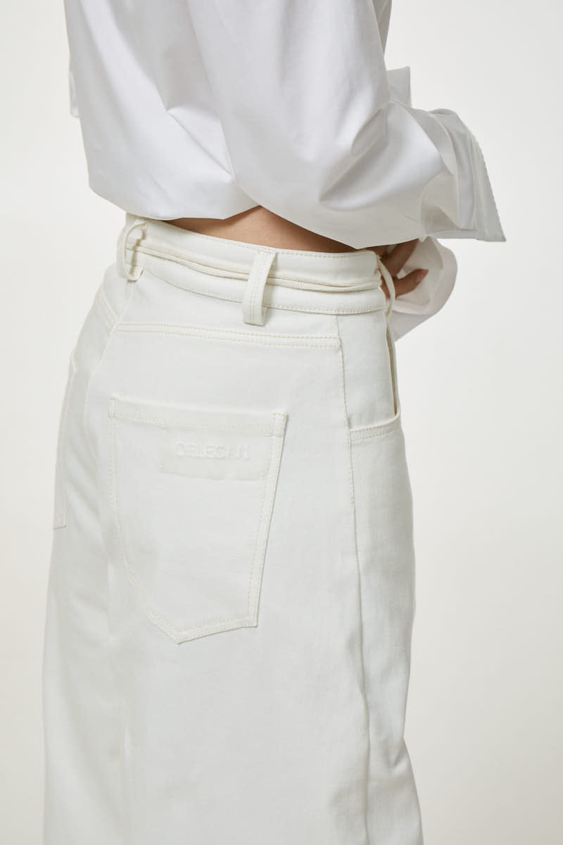 Milk-colored relaxed fit jeans by DELEGAN, showing a casual denim style with a comfortable, loose fit and classic pocket details.