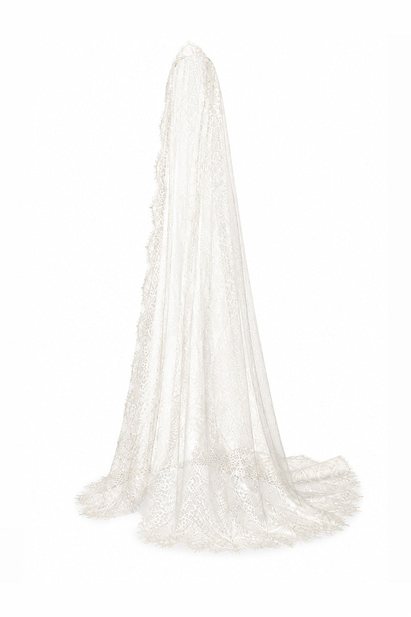 Gigii's DE LEDDA veil hair accessory with delicate lace and floral design, perfect for special occasions and elegant hairstyles.