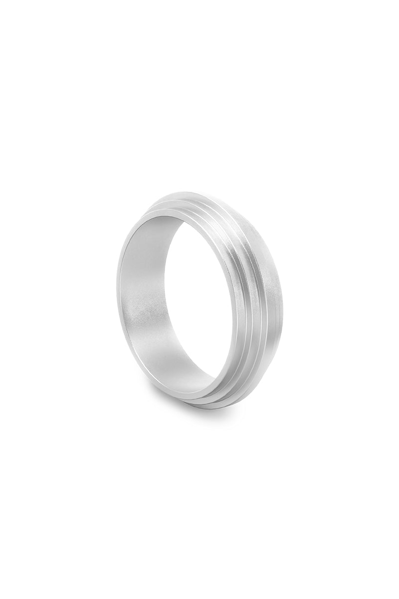 Matte platinum Huna band ring by EDXÚ featuring emerald and diamond accents, showcasing elegant jewelry design.