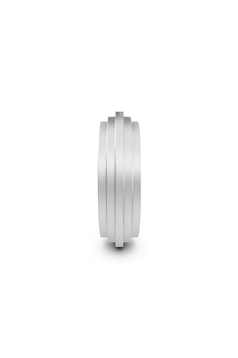 Matte platinum Huna Band ring by EDXÚ featuring emerald and diamond accents, showcased from a side view.