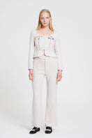 Nara Niro IDA trousers in nude color, stylish pants with a relaxed fit and modern design, shown on a model.
