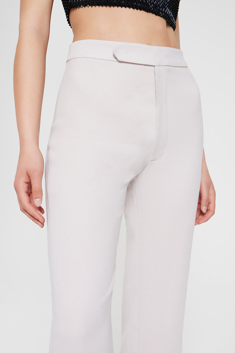 Nara Niro IDA trousers in nude color, stylish pants with a relaxed fit and functional pockets, perfect for casual wear.