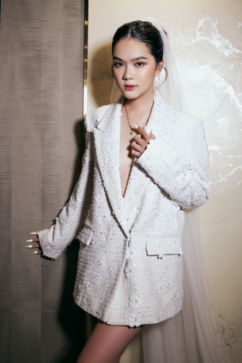 HACCHIC COUTURE ivory tweed suit blazer with classic tailored fit and textured fabric, styled on a hanger.
