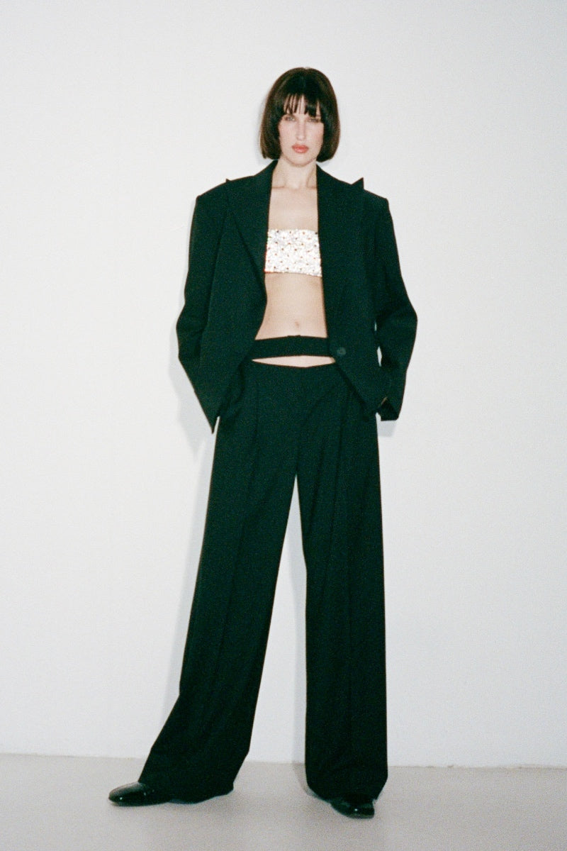 Nué Martine black blazer jacket, tailored fit with lapel collar and button closure, stylish for professional and casual wear.