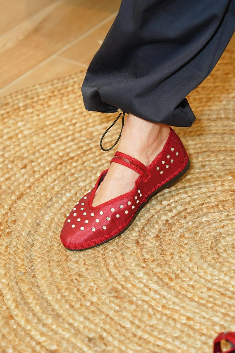 Flabelus MAE red flats with pointed toe and sleek design, showcasing comfortable women's footwear on a neutral background.