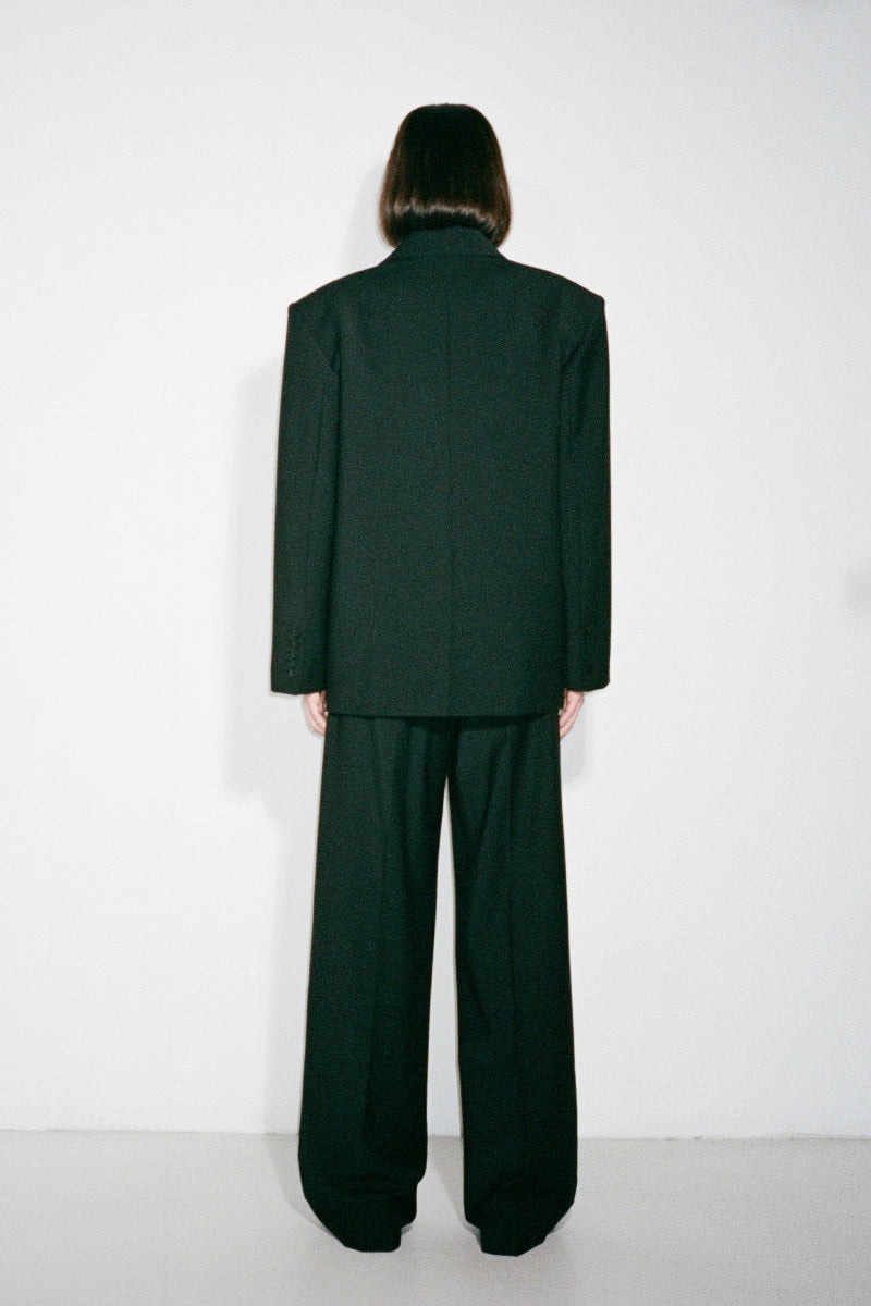 Nué Martine pants in black, stylish women's trousers with a tailored fit and sleek fabric, displayed on a neutral background.