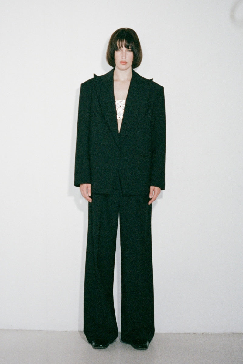 Nué Martine black blazer, stylish women's jacket with tailored fit, featuring classic lapel and sleek design, perfect for professional or casual wear.