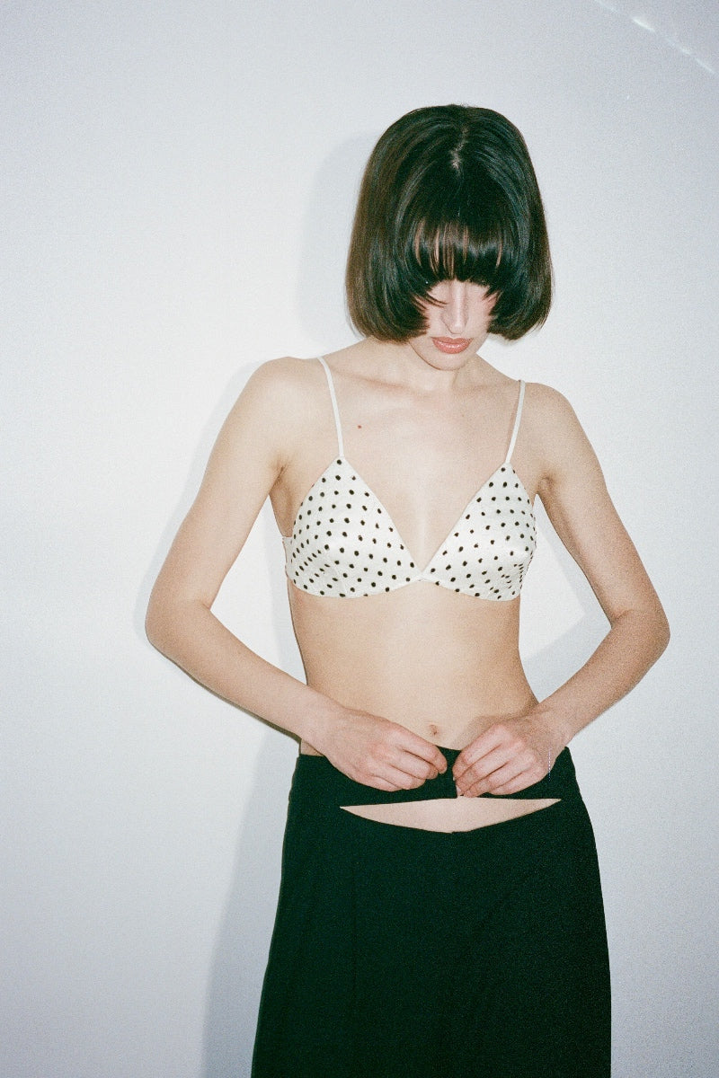 Nué MIMI Bullet Bra in white and black, featuring soft fabric cups and adjustable straps, displayed on a neutral background.