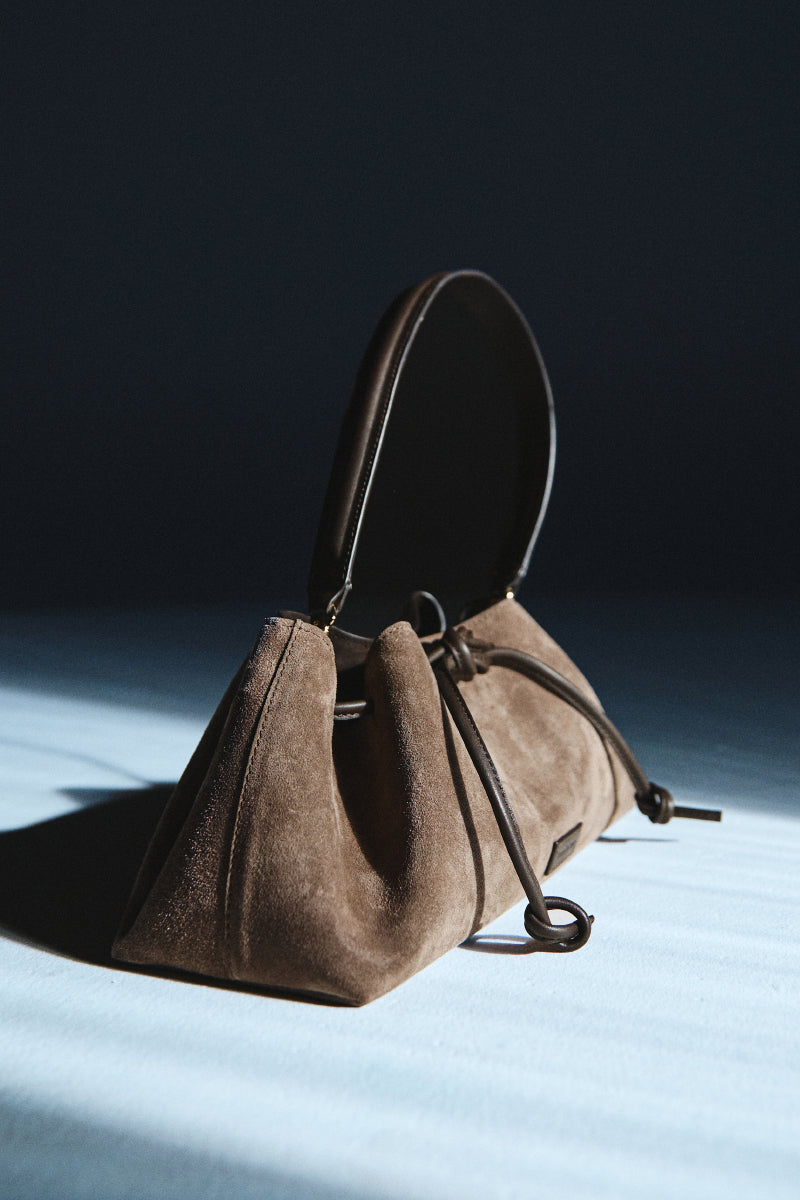 ARABESQUE BUCKET BAG IN TAUPE - CULT MIA