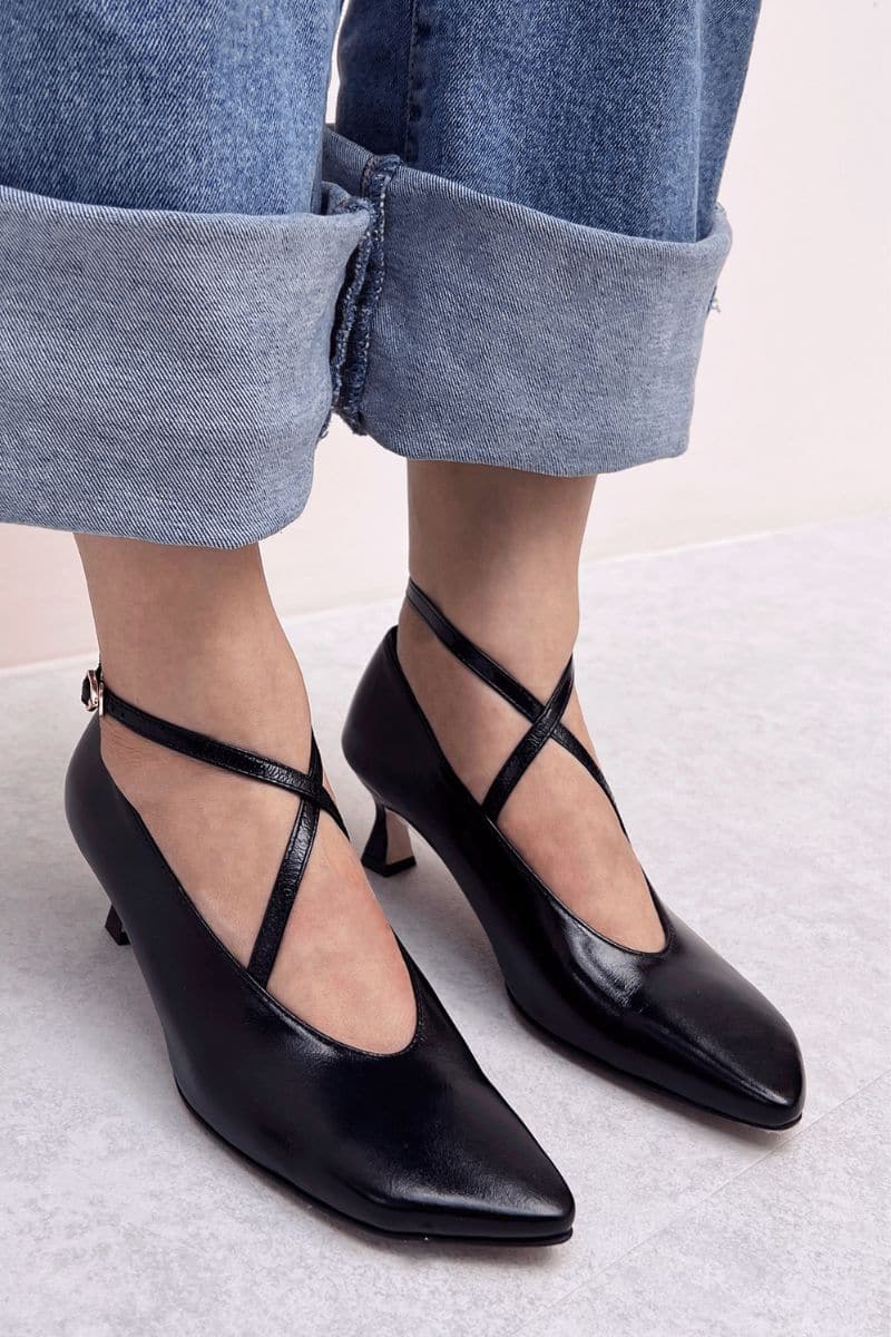 PISA BLACK X-STRAP HEELS | Je La Connais | CULT MIA